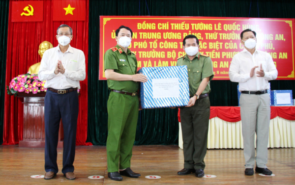 Deputy Minister Le Quoc Hung worked with An Giang police on COVID-19 prevention and control -0