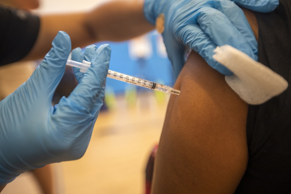 Mỹ đạt mục tiêu tiêm vaccine cho 70% dân số trưởng thành  -0