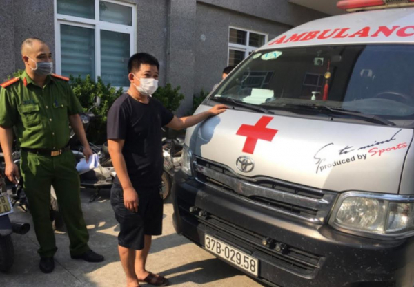 Dùng xe cứu thương chở người “thông chốt” từ Vinh về Hà Nội, tài xế bị phạt 35 triệu đồng -0