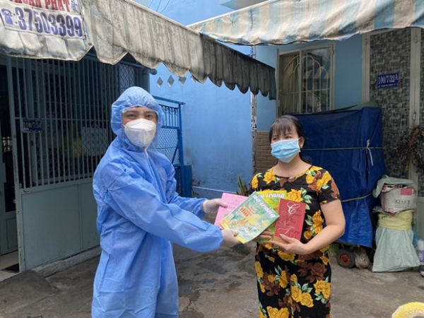 Book giving program helps relieve people in quarantine areas -0