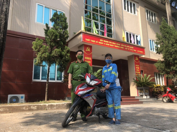 Công an quận Nam Từ Liêm tặng xe máy mới cho chị lao công bị cướp trong đêm -0