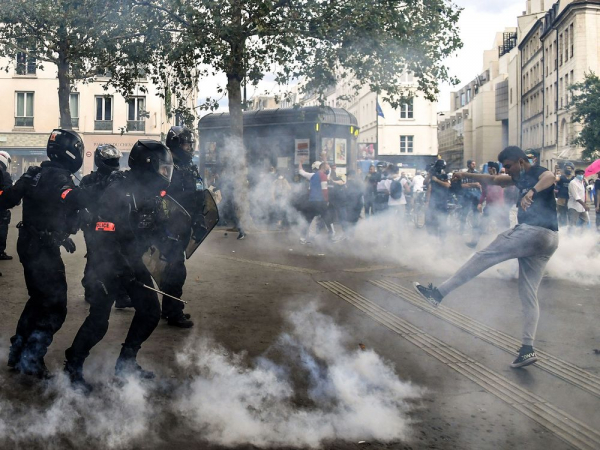 Tổng thống Pháp gọi người biểu tình chống vaccine 