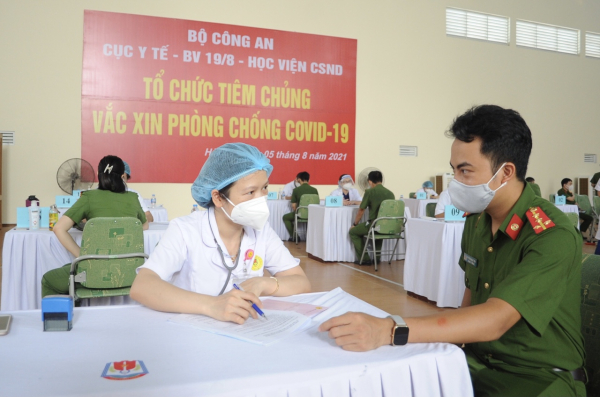 Thứ trưởng Nguyễn Văn Sơn kiểm tra công tác tiêm vaccine tại các Học viện, Bệnh viện Bộ Công an -0