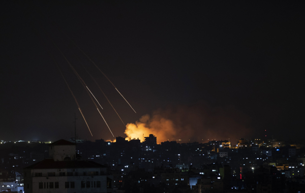 Israel tấn công Hamas sau vụ thả khí cầu mang chất gây cháy qua biên giới  -0