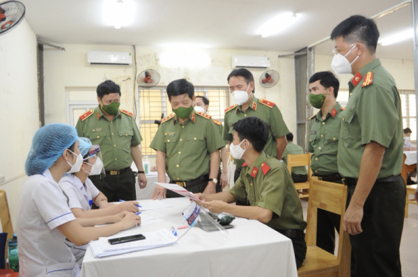 Deputy Minister Nguyen Van Son inspects implementation of vaccination campaign plan for Public Security Forces -0