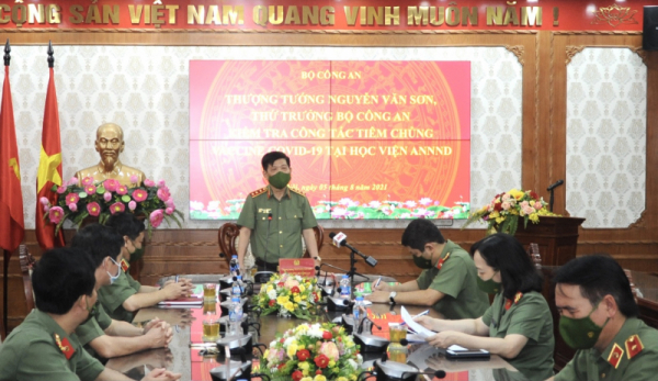 Deputy Minister Nguyen Van Son inspects implementation of vaccination campaign plan for Public Security Forces -0