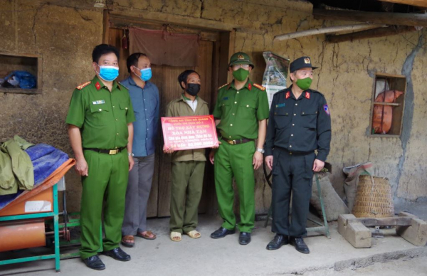 Trao tiền hỗ trợ hộ nghèo xóa nhà tạm tại huyện Mèo Vạc -4