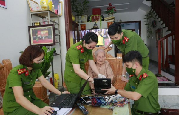 Đến tận nhà làm căn cước công dân cho 2 mẹ Việt Nam anh hùng -0