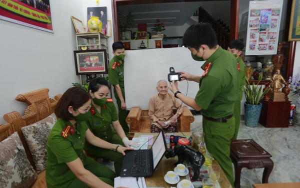 Đến tận nhà làm căn cước công dân cho 2 mẹ Việt Nam anh hùng -1