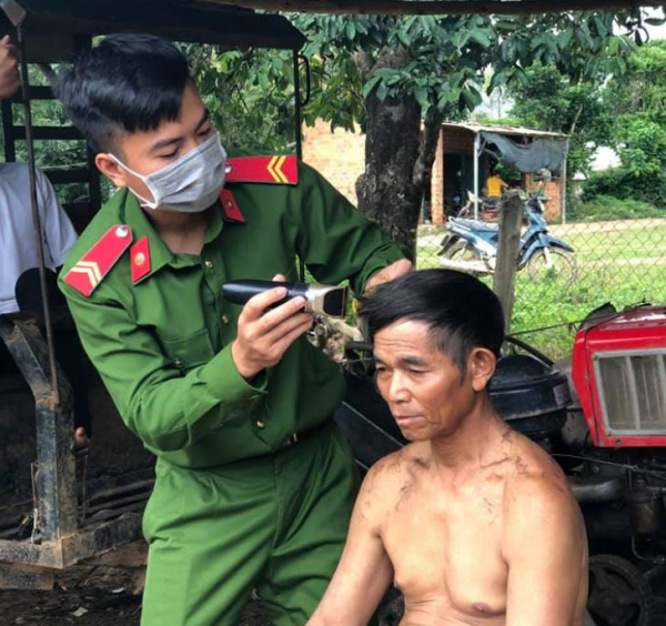 Công an huyện Mang Yang về làng cắt tóc, tuyên truyền pháp luật cho dân -0