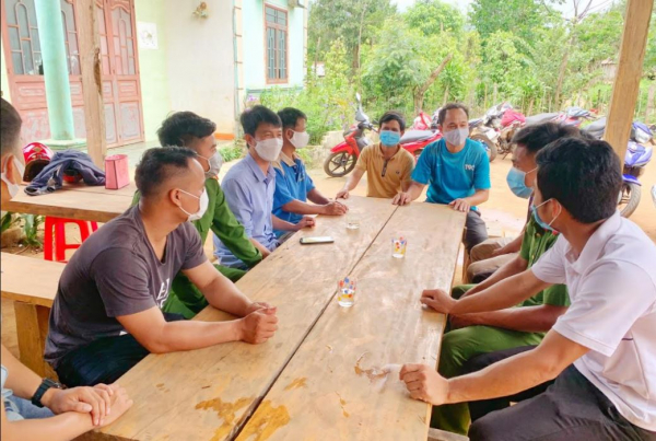 Công an huyện Mang Yang về làng cắt tóc, tuyên truyền pháp luật cho dân -0