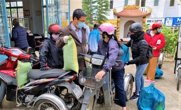 Phóng viên thường trú tại Lâm Đồng tặng 140 phần quà cho người khuyết tật -0