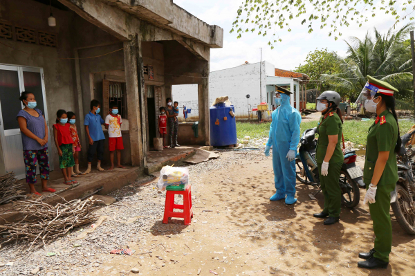 Công an tỉnh Sóc Trăng tặng 1.500 phần quà đồng bào Khmer và người lao động khó khăn  -2