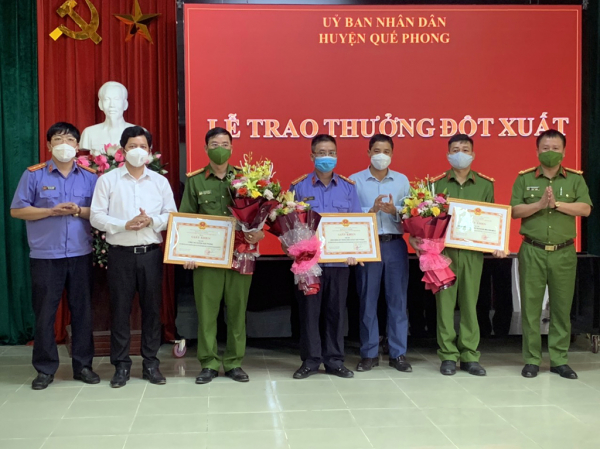Khen thưởng Công an huyện Quế Phong khám phá vụ trọng án  -0