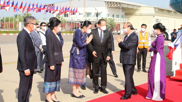 President Phuc begins official friendship visit to Laos -0