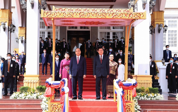 President Phuc begins official friendship visit to Laos -2
