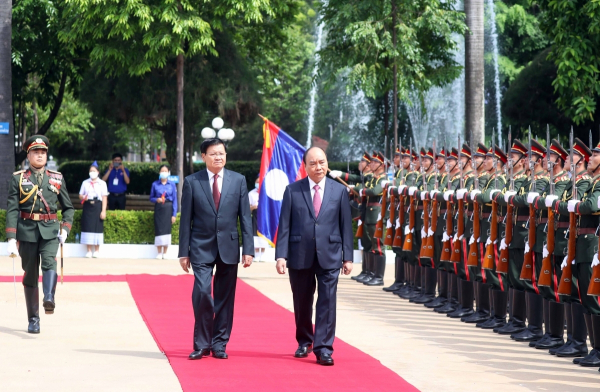 President Phuc begins official friendship visit to Laos -3