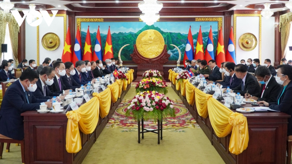 President Phuc begins official friendship visit to Laos -4