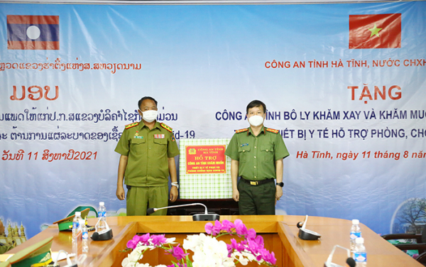 Công an Hà Tĩnh tặng trang thiết bị y tế cho Công an tỉnh Bô Ly Khăm xay và Khăm muồn -0