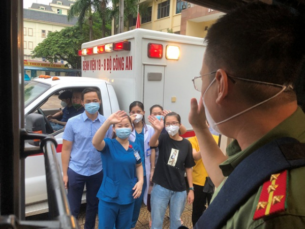 Xúc động chia tay tiễn 46 y, bác sĩ CAND lên đường chi viện TP Hồ Chí Minh chống dịch -0