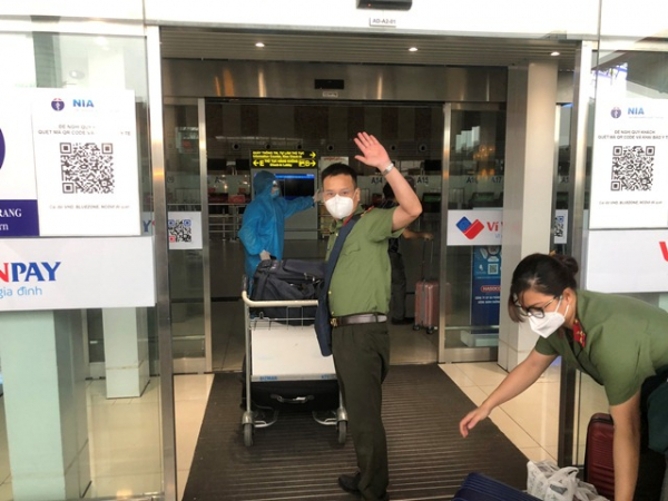 Xúc động chia tay tiễn 46 y, bác sĩ CAND lên đường chi viện TP Hồ Chí Minh chống dịch -0