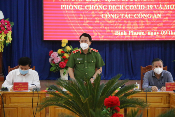 Deputy Minister Le Quoc Hung works with Binh Phuoc police on COVID-19 prevention and fight -0