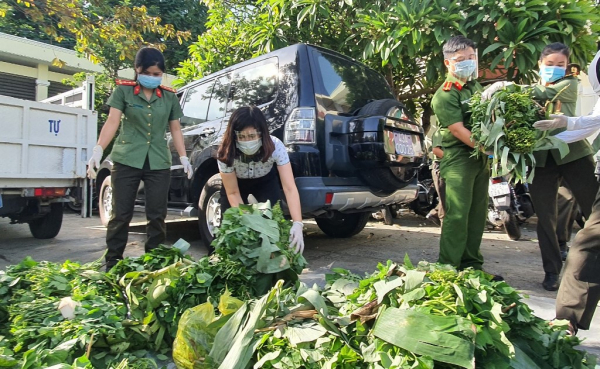 Báo CAND trao hơn 1.000 suất quà hỗ trợ người dân và các chốt kiểm soát dịch ở TP Đà Nẵng -2