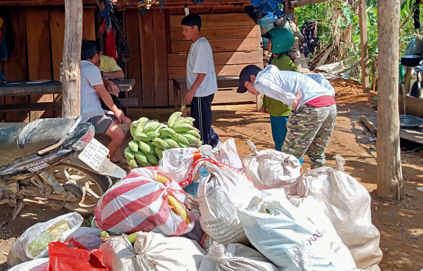 Người dân Trà Leng gùi cõng nông sản hỗ trợ vùng tâm dịch -0