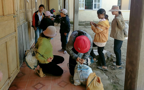Người dân Trà Leng gùi cõng nông sản hỗ trợ vùng tâm dịch -0