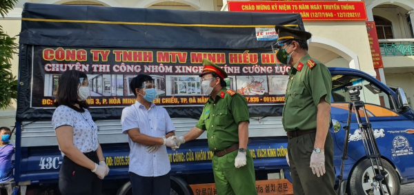 Báo CAND trao hơn 1.000 suất quà hỗ trợ người dân và các chốt kiểm soát dịch ở TP Đà Nẵng -2