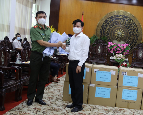 Công an TP Hồ Chí Minh tặng máy trợ thở và thiết bị y tế cho tỉnh Long An -0