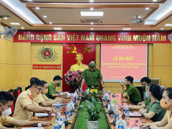 Lực lượng CSGT Công an TP Hà Tĩnh kết nối với người dân qua mạng xã hội -0