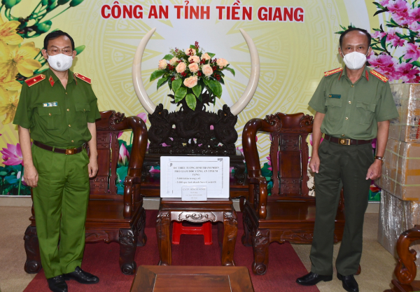 Công an TP Hồ Chí Minh tặng quà hỗ trợ Công an tỉnh Tiền Giang, chống dịch COVID-19 -0