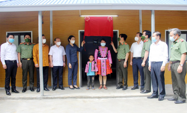 Housing project brings homes to poor people in Hoa Binh  -0
