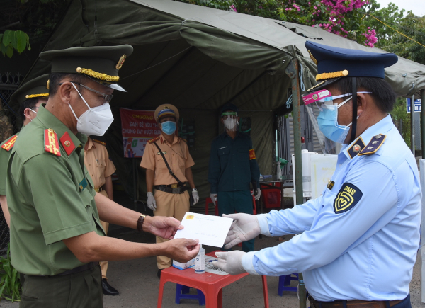 Giám đốc Công an tỉnh Trà Vinh, Tiền Giang thăm hỏi, động viên lực lượng tuyến đầu phòng, chống dịch COVID-19 -0