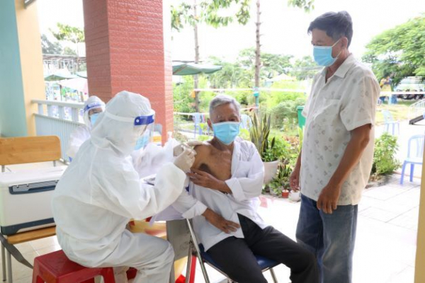 Tay Ninh medical police force carries out vaccination program for local people -0