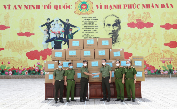 Công an TP Hồ Chí Minh trao tặng trang thiết bị y tế điều trị và phòng, chống dịch -0