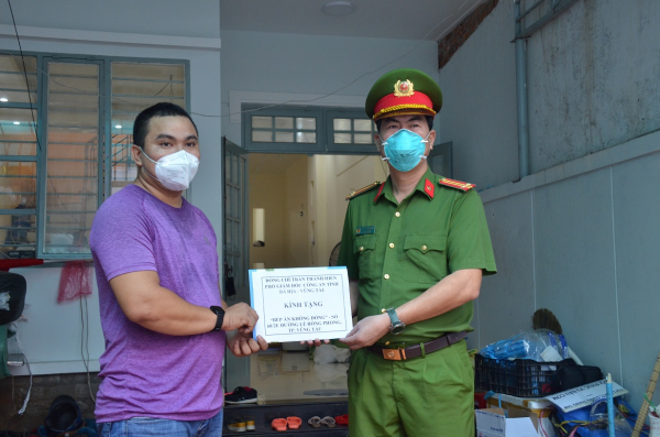 Công an tỉnh Bà Rịa – Vũng Tàu thăm, tặng quà hỗ trợ công tác phòng, chống dịch bệnh COVID-19  -0