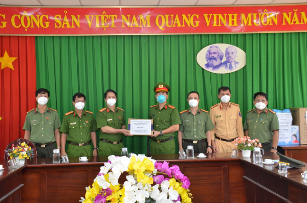 Công an tỉnh Bà Rịa – Vũng Tàu thăm, tặng quà hỗ trợ công tác phòng, chống dịch bệnh COVID-19  -0
