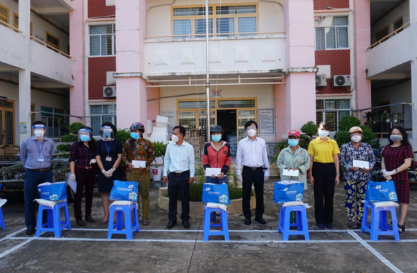 Tổng đài 1022 TP Hồ Chí Minh tặng 1.000 phần quà cho người dân gặp khó khăn -0
