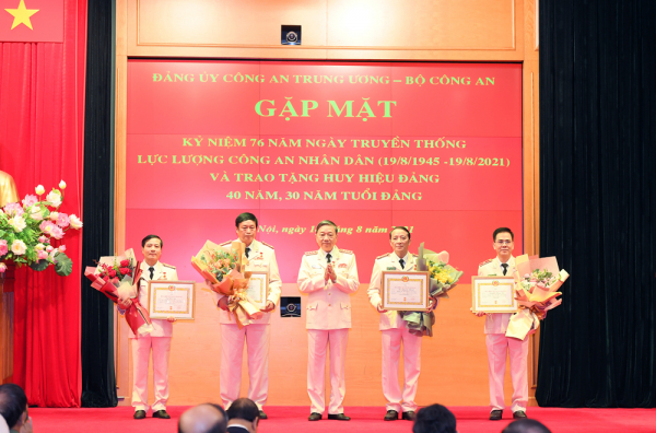  Chủ tịch nước Nguyễn Xuân Phúc trao tặng Huy hiệu Đảng  cho đảng viên trong Đảng bộ Công an Trung ương -0