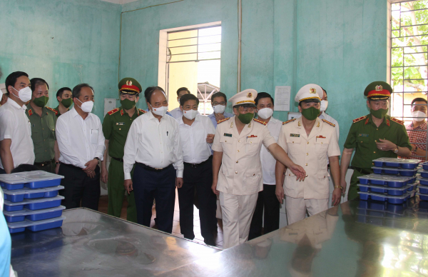 Chủ tịch nước Nguyễn Xuân Phúc kiểm tra công tác đặc xá tại Trại giam Ngọc Lý -3