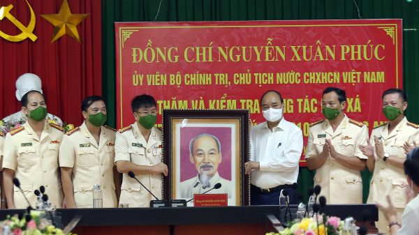 Chủ tịch nước Nguyễn Xuân Phúc kiểm tra công tác đặc xá tại Trại giam Ngọc Lý -0