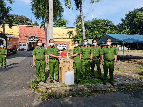 Trao tặng vật tư y tế hỗ trợ chống dịch cho Trại tạm giam Chí Hòa -0