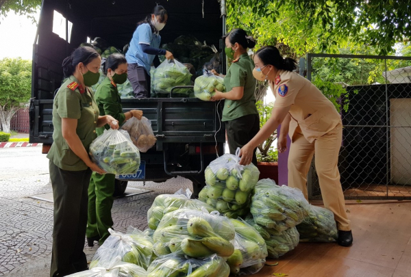 Công an Vĩnh Long hỗ trợ 38 tấn nông sản cho lực lượng tuyến đầu chống dịch ở TP Hồ Chí Minh -0