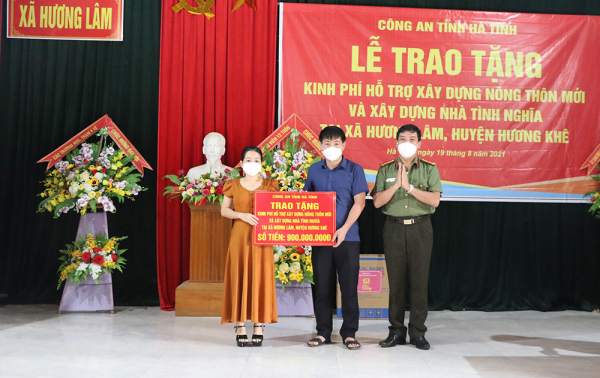Công an Hà Tĩnh hỗ trợ 900 triệu đồng giúp xã Hương Lâm xây dựng Nông thôn mới -0