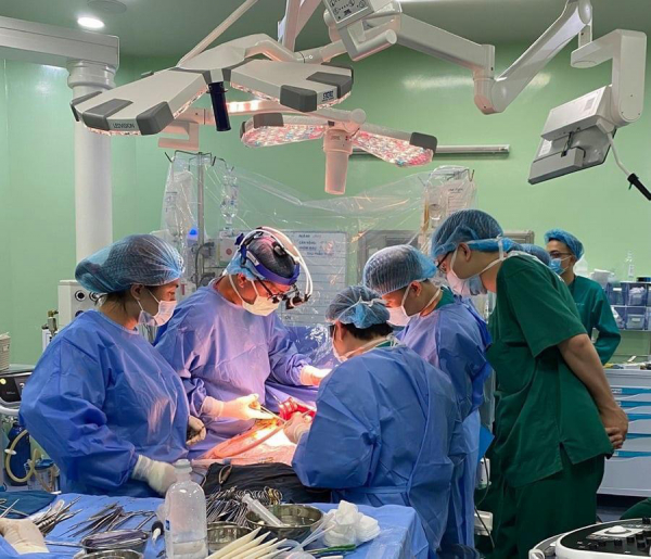 Vietnam's first liver transplant on child patient with late-stage cancer succeeds -0