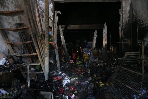 Cháy cửa hàng bán tạp hóa ở Bình Dương, 5 người thiệt mạng -1