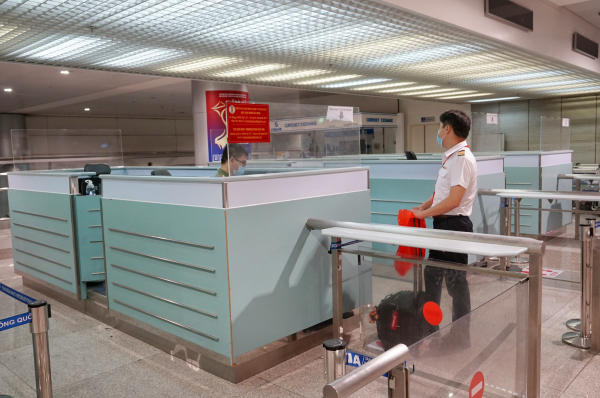Hỗ trợ đưa người có vé máy bay đi nước ngoài đến sân bay Tân Sơn Nhất -0