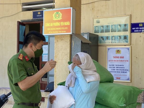 Đoàn thanh niên Công an TP Hà Nội, tặng 2000 phần quà nghĩa tình đến nhân dân -1